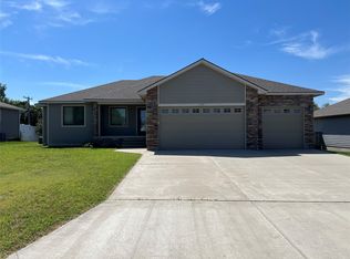 2003 Hillpointe Pl, Dodge City, KS 67801