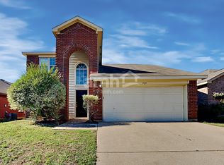 525 Pineview Ln, Fort Worth, TX 76140