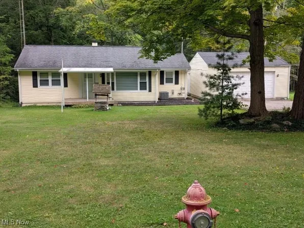 7981 Scotland Dr, Chagrin Falls, OH 44023