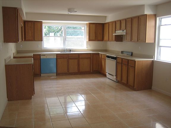 Huge eat in Kitchen w/ceramic tiles