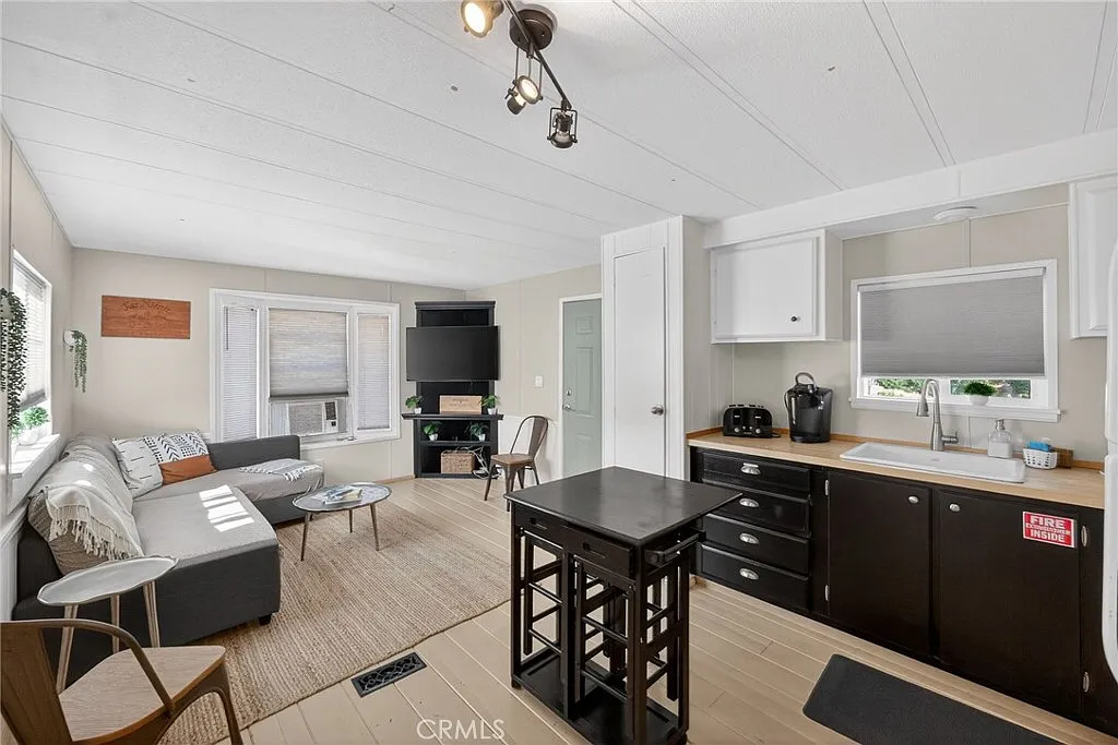 2 bed, 576 sqft, $2,500 — Photo 2