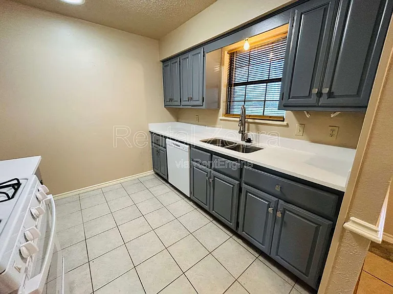 828 Haverford Ln — Photo 5