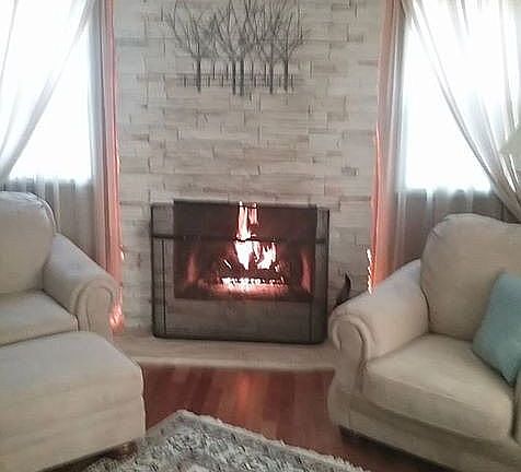 Living room (gas or wood FP)