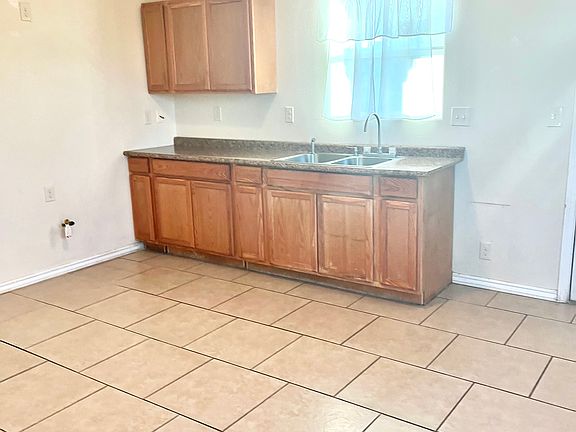 3rd image of 3591 Vanderveer Dr #B