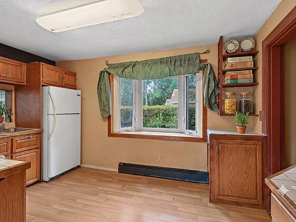 5th image of 835 W 2nd St