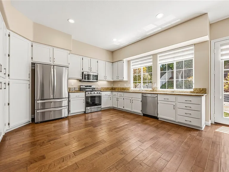 56 Turnbury Ln — Photo 4