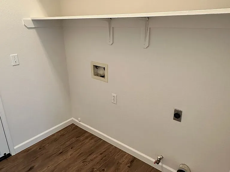 1404 Bradley Ct — Photo 17