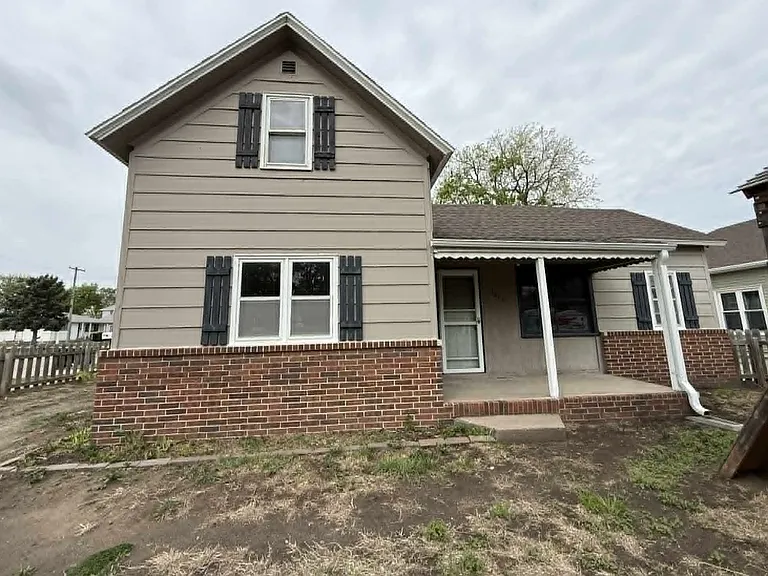 2202 D Ave — Photo 1