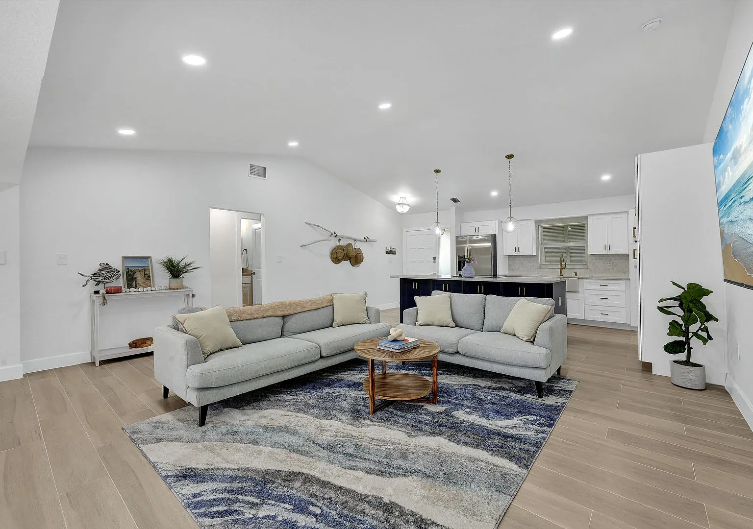 3 bed, 1650 sqft, $4,899 — Photo 2