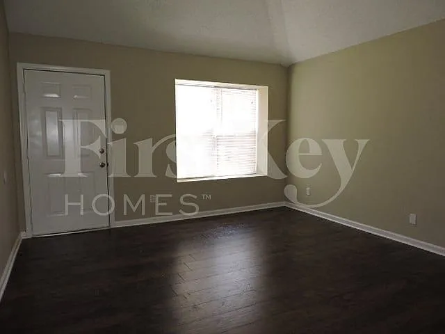 Building Photo - 2631 Parkview Dr