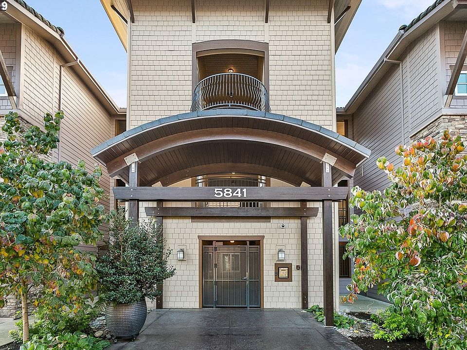 1st image of 5841 SE Columbia Way Unit 103