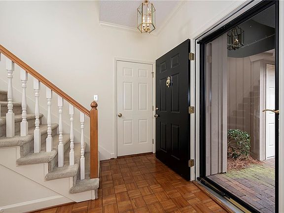 5th image of 144 Warwicke Pl