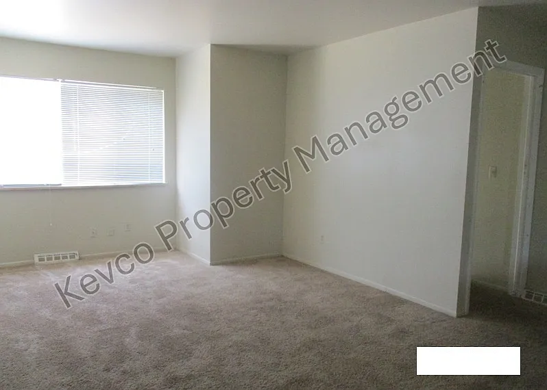4 bed, $2,100 — Photo 2