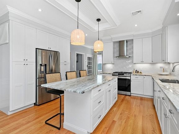3rd image of 20 College Farm Rd