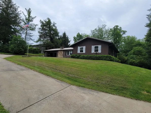 1715 Big Tree Dr, Fairmont, WV 26554