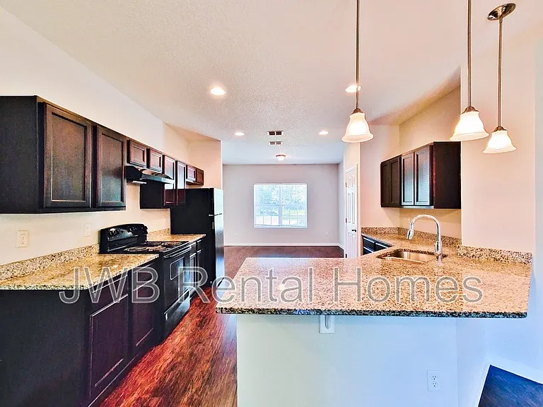 6221 Lamar Dr E — Photo 2