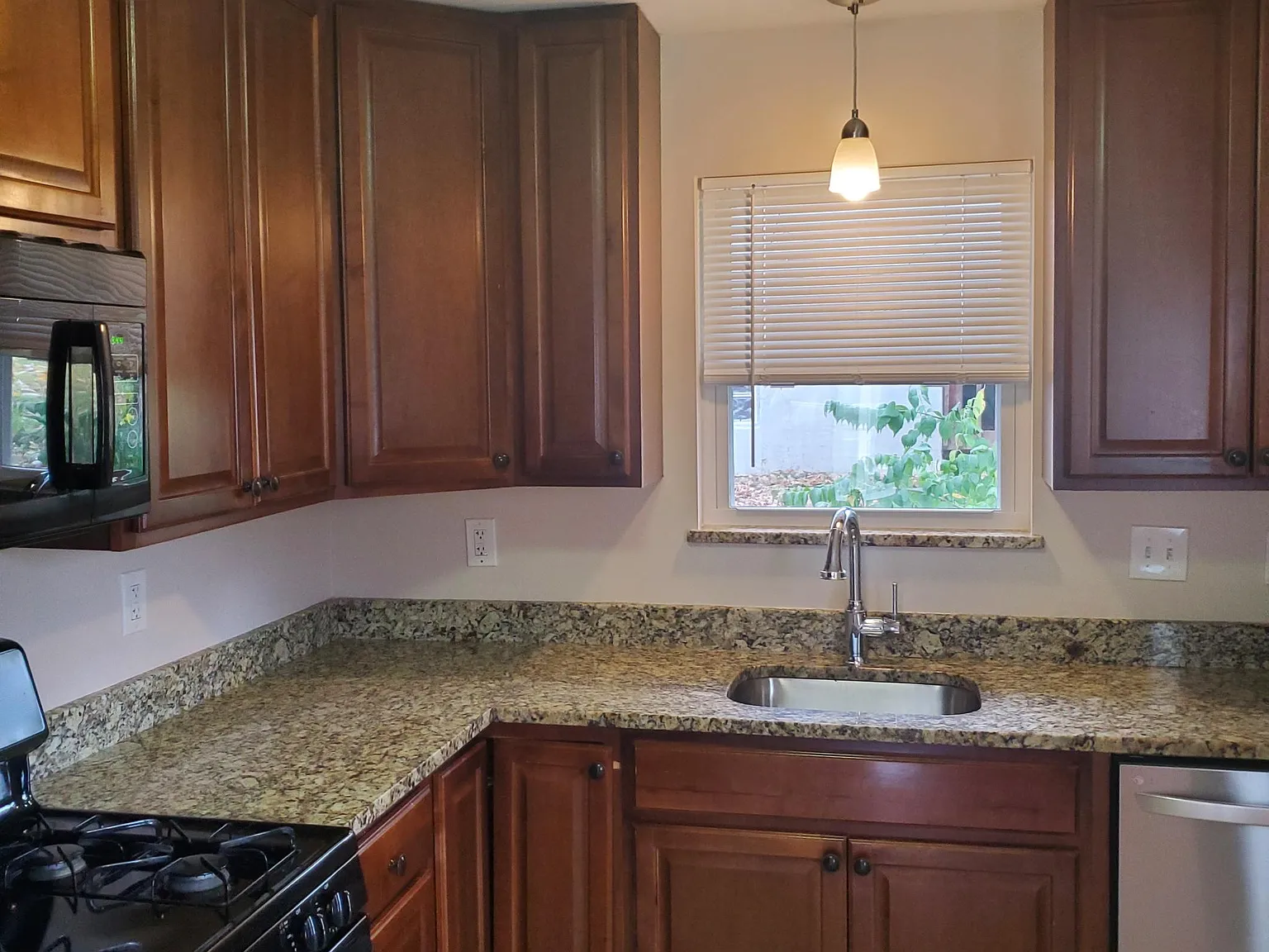 2 bed, 1250 sqft, $1,450 — Photo 4
