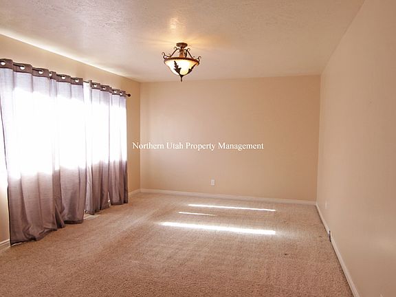 2 Front Room_06092018