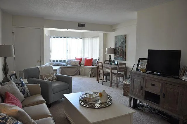 900 N Stafford St — Photo 2
