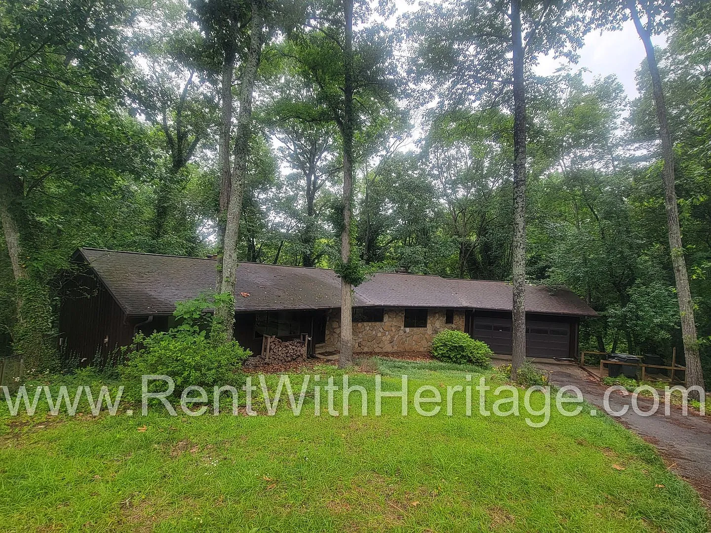Charming Cabin Style Home on 1.3 Acres / Finished Basement / Great Location — Photo 4