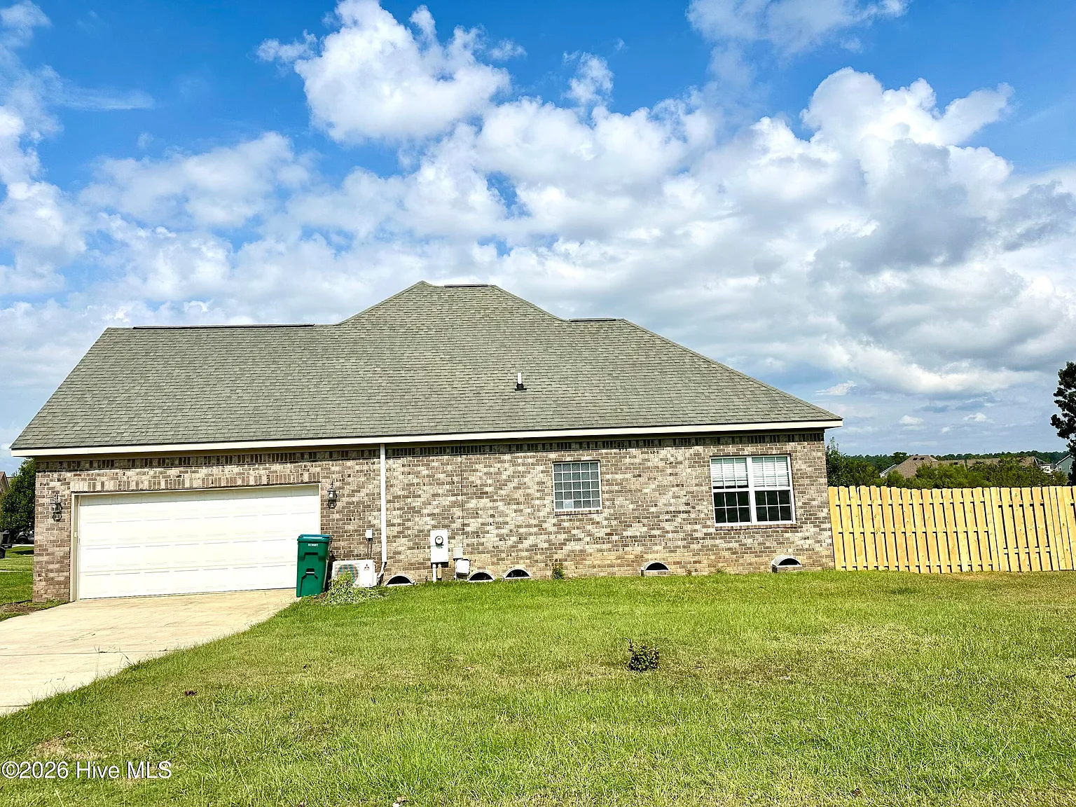 4 bed, 2.0 bath, 2321 sqft, $2,350 — Photo 4