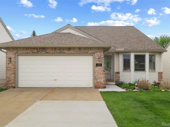 352 Cottonwood Ln #82, Saline, MI 48176