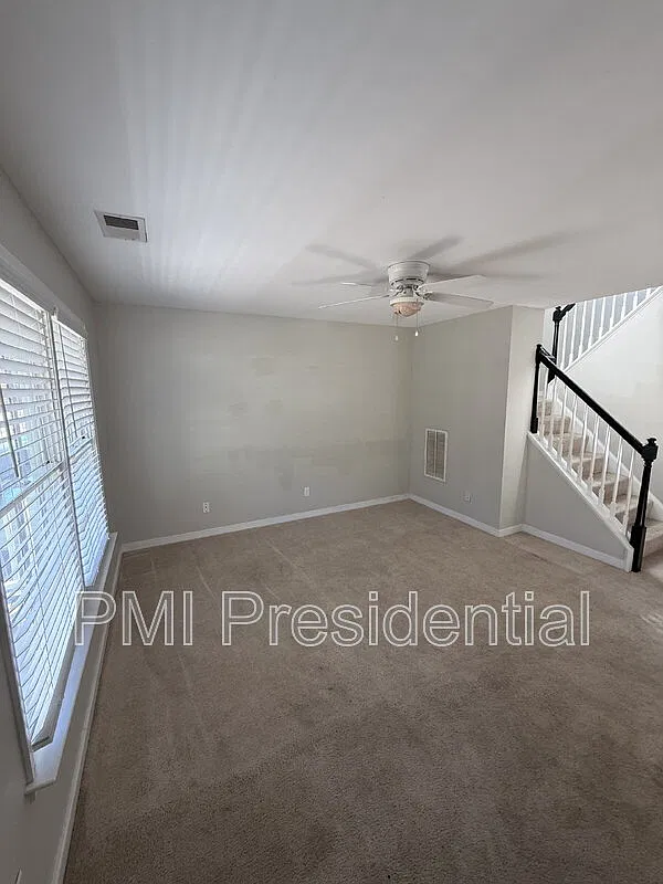 4 bed, 2.5 bath, 1892 sqft, $2,450 — Photo 2
