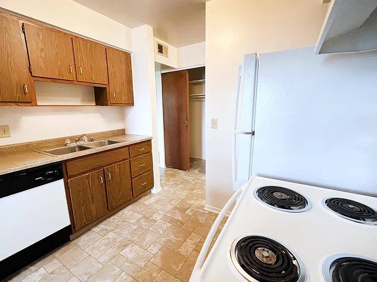 Four Worlds Apartments — Photo 43