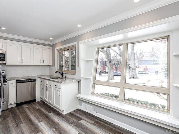 5th image of 1050 Stratford Ln