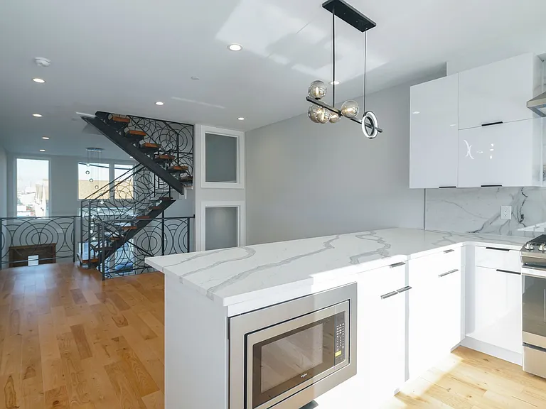 2460 Dickinson St — Photo 28