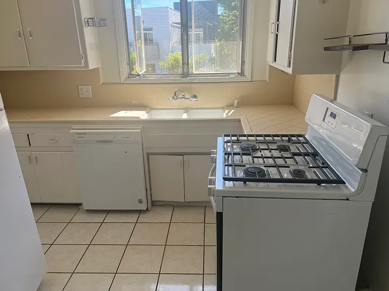424 Landfair Ave — Photo 8