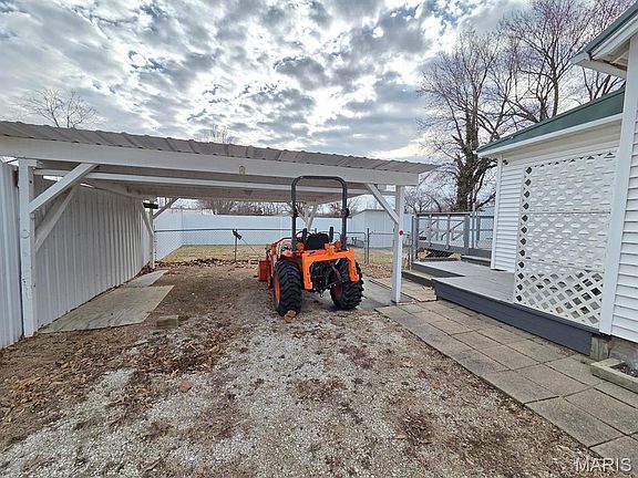 3rd image of 704 S Monticello Rd