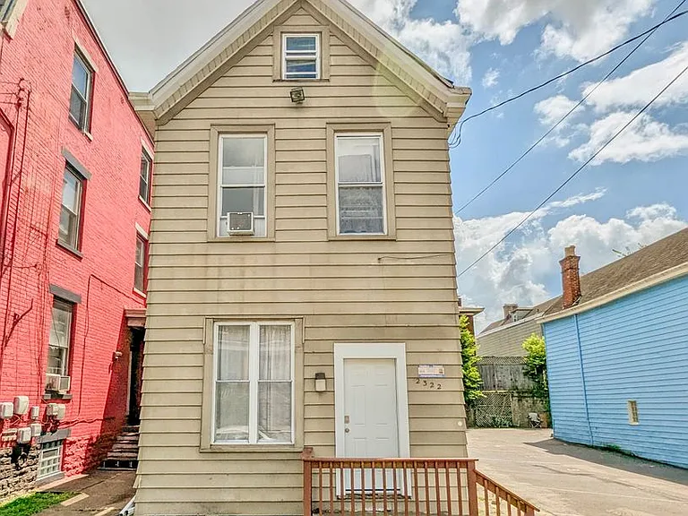 2322 Stratford Apts — Photo 1