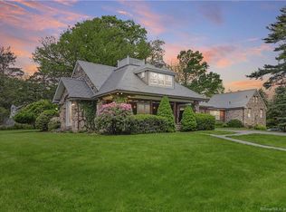 8 Wallacks Ln, Stamford, CT 06902