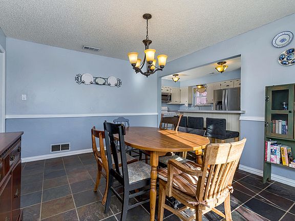 5th image of 301 Wildwood Ln