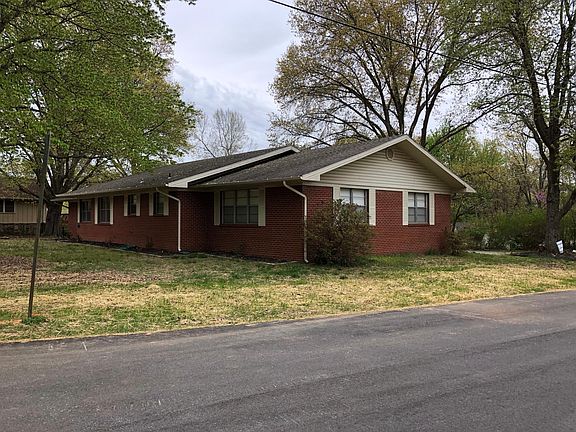 5th image of 801 N Summit Dr
