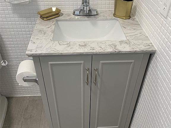 4th image of 1825 Johnson St #209