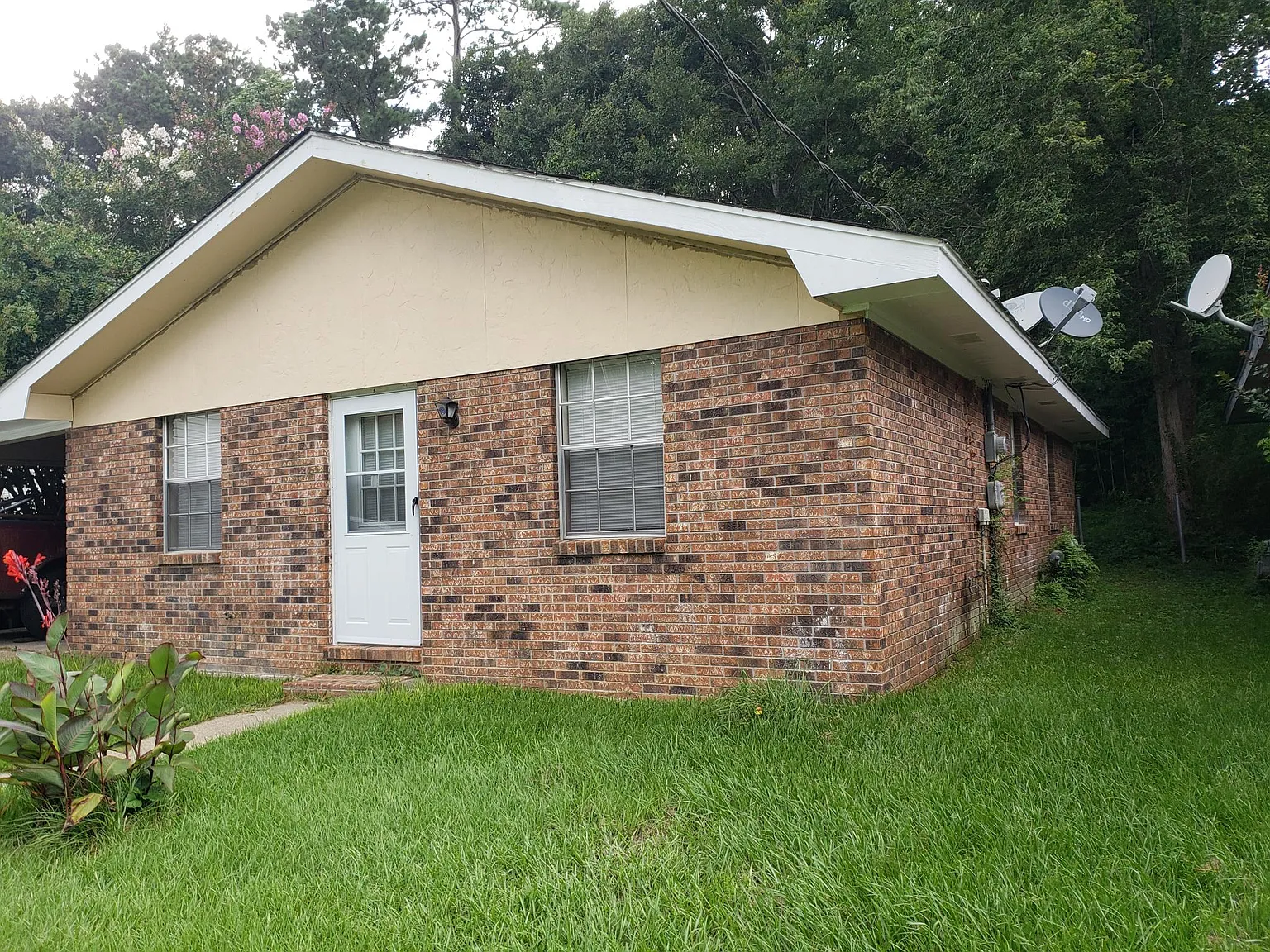 3 bed, 1229 sqft, $985 — Photo 2