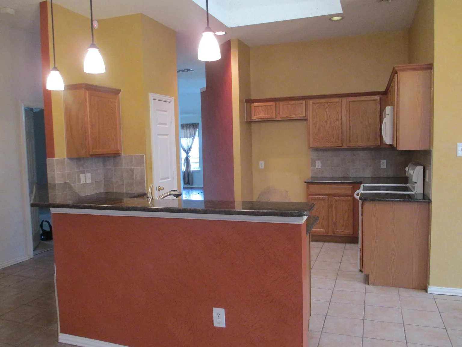 3 bed, 1994 sqft, $2,300 — Photo 3