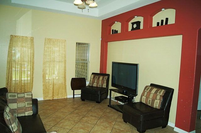 2nd image of 4912 N Cypress St