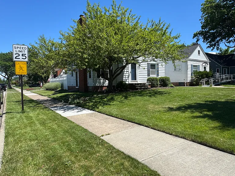 2057 Hampton Rd — Photo 2