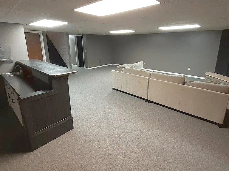 Lower level family room (w/ wet bar & gas fireplace)