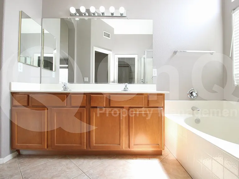1139 E Morgan Ct — Photo 24