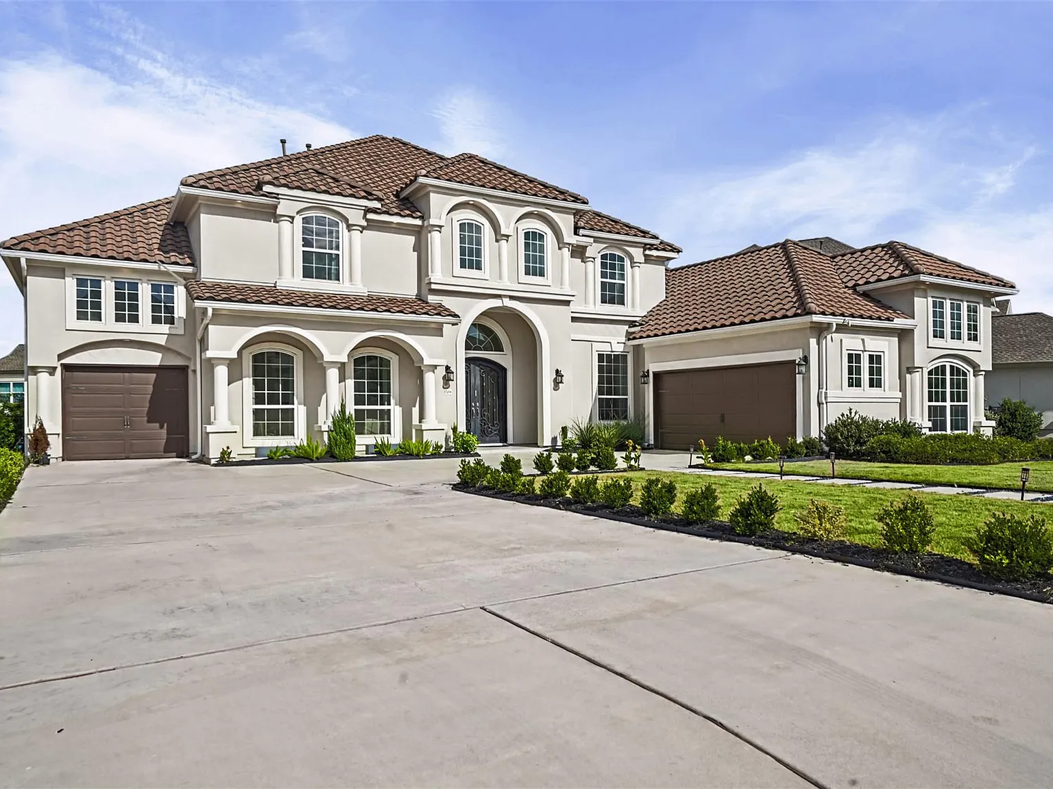5 bed, 5.5 bath, 5072 sqft, $6,000 — Photo 3