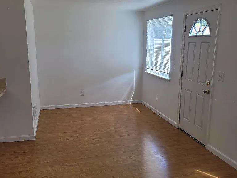 226 Little St SW — Photo 3