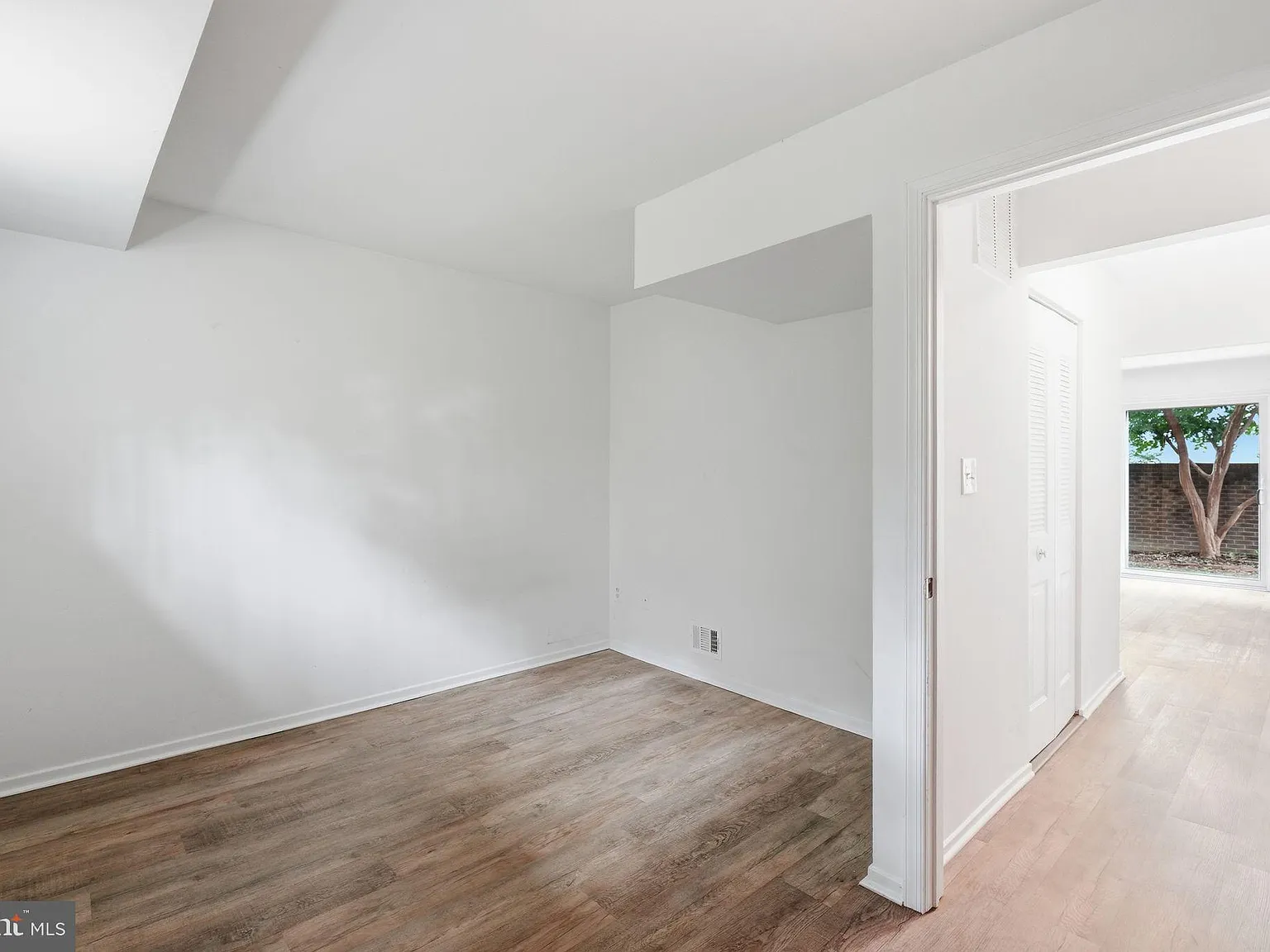 3 bed, 2.5 bath, 1369 sqft, $3,200 — Photo 2