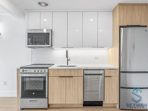 2nd image of 851 Lexington Ave #5E
