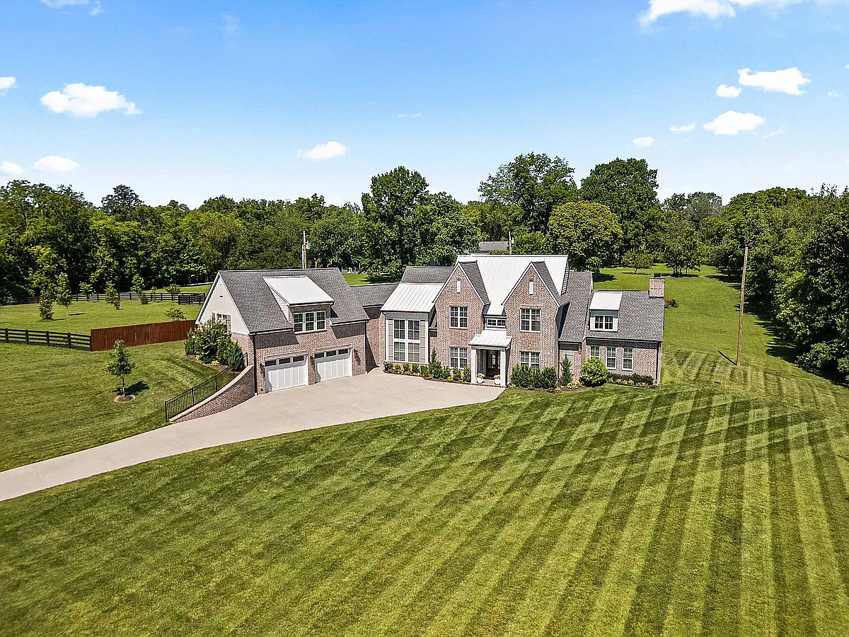 5 bed, 4.5 bath, 5200 sqft, $8,500 — Photo 1