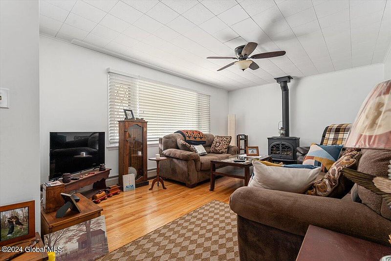 5th image of 933 Riverview Road