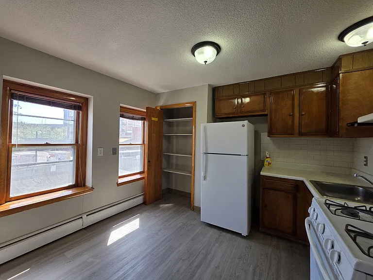 17 Brown St #R2 — Photo 3
